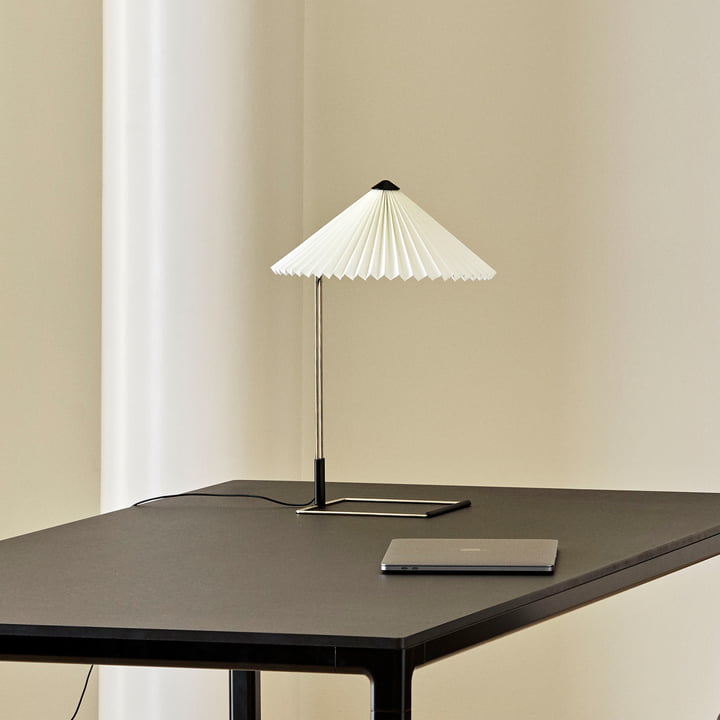 Matin Lampe de table LED S, blanche de Hay sur la table