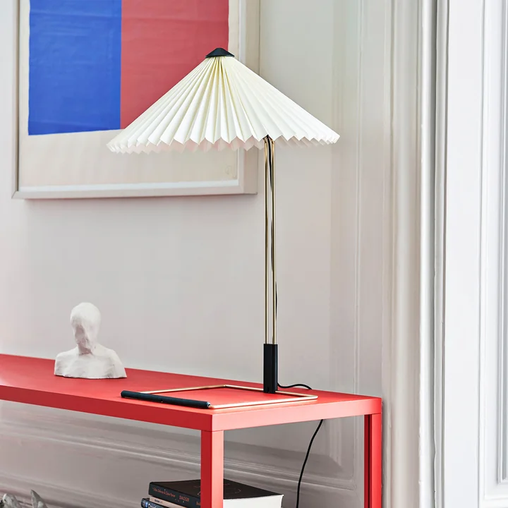 Matin Lampe de table LED L, blanche de HAY sur le sideboard