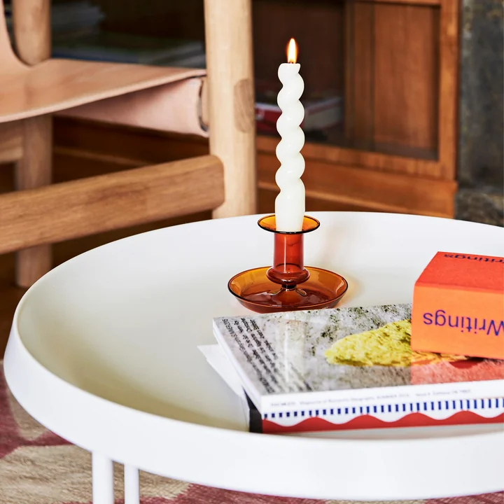 Flare Chandelier de HAY sur la table d'appoint