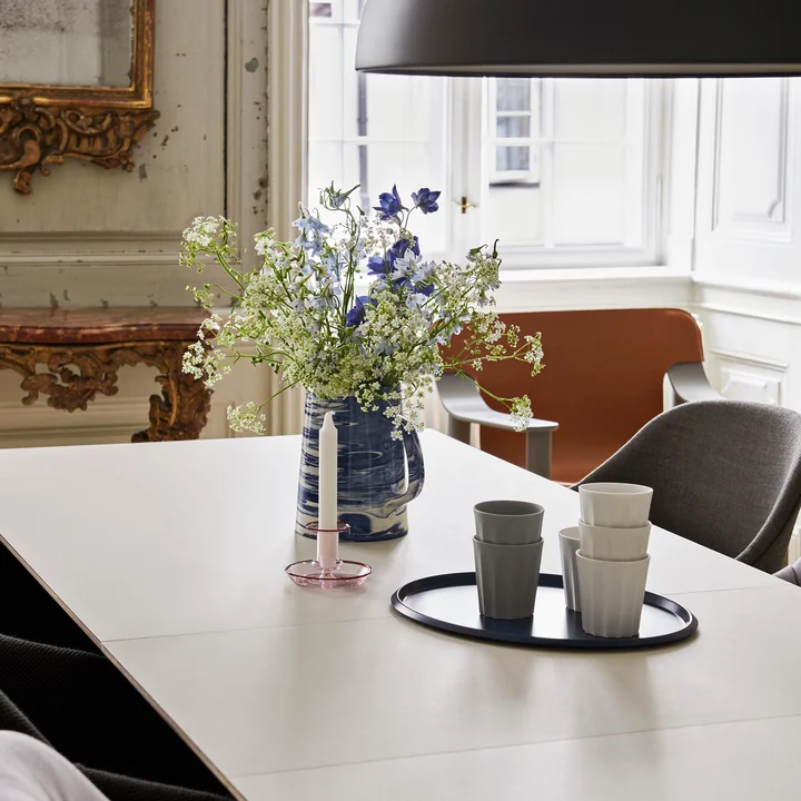 Flare Chandeliers de HAY sur la table