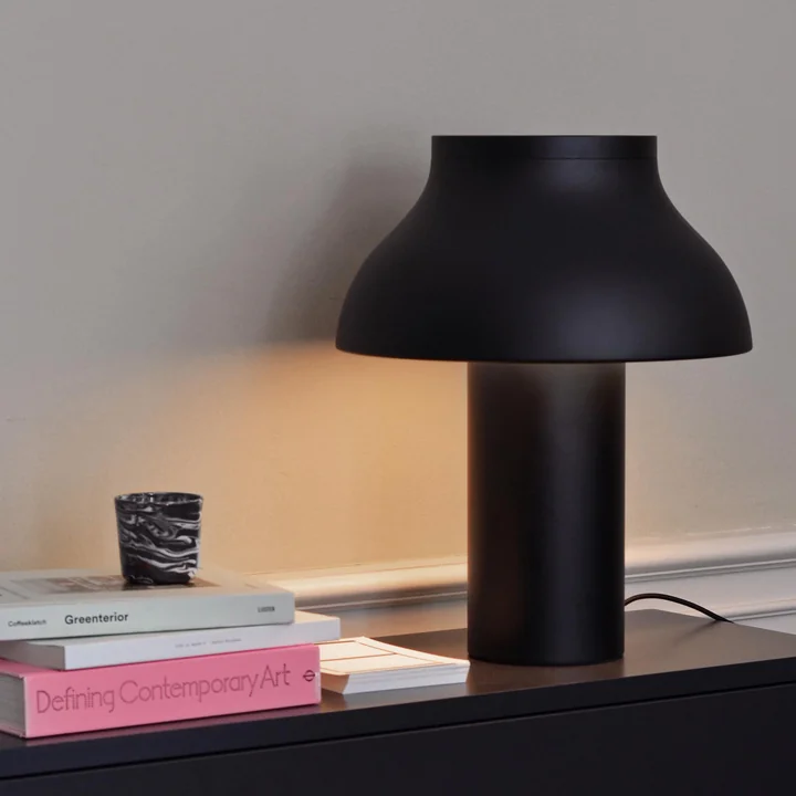 Tasse marbrée, Ø 8 x H 7,5 cm en noir et lampe de table PC par HAY