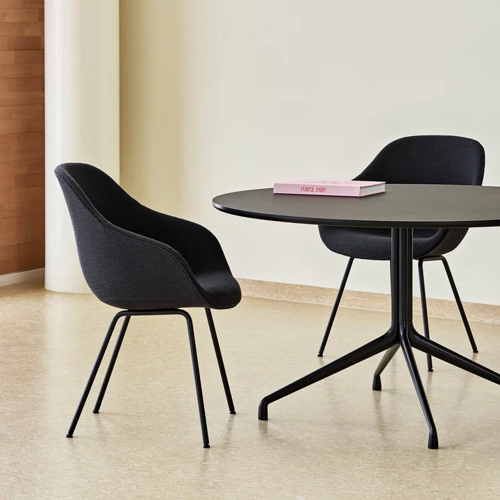 About A Chair AAC 127 de HAY à la table de la salle à manger