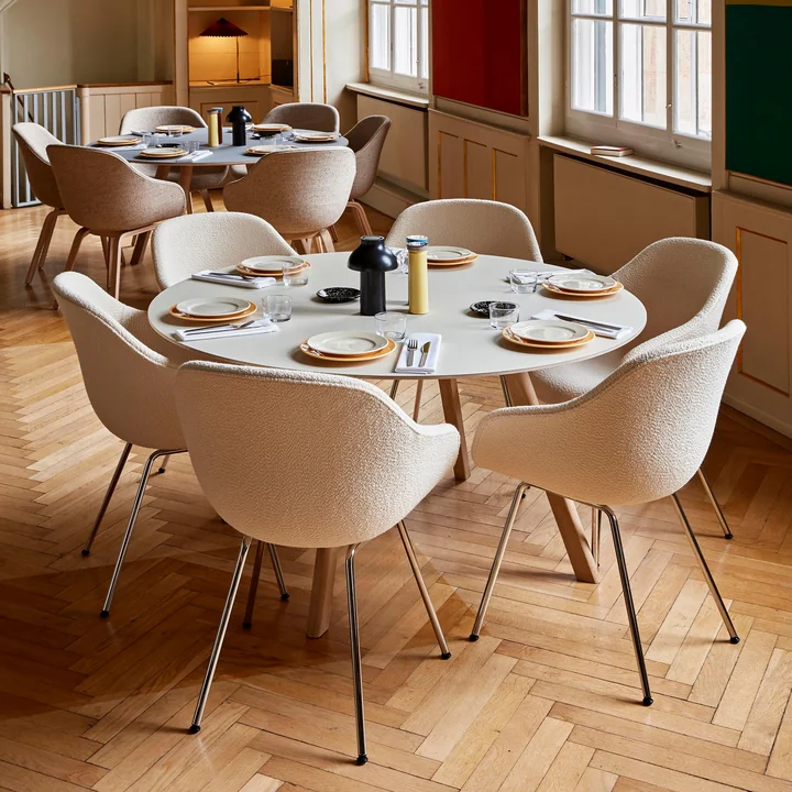 About A Chair AAC 127 en Flamiber cream A5 / Chrome Base de HAY au restaurant