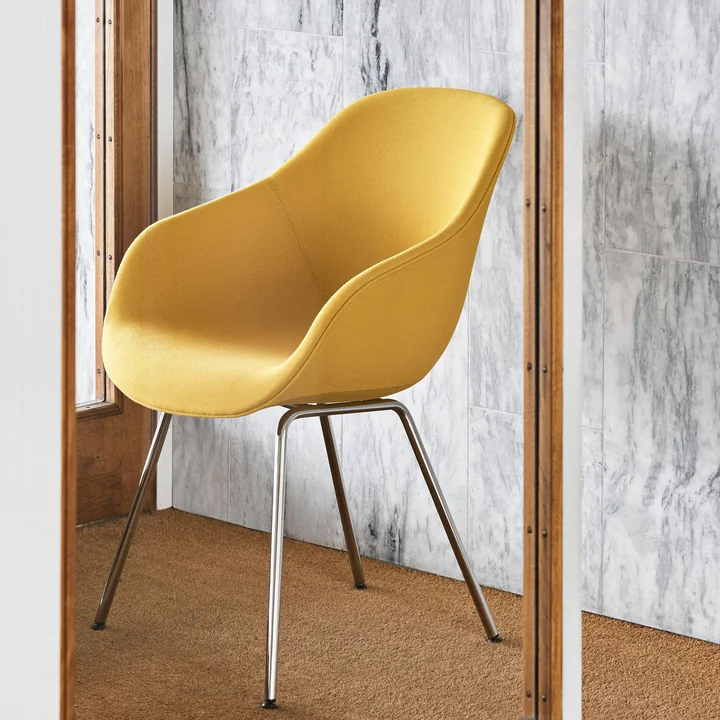 About A Chair AAC 127 en chrome / Steelcut Trio 446 jaune de HAY
