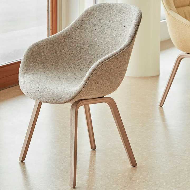 About A Chair AAC 123 de HAY en chêne laqué mat / Bolgheri LGG60