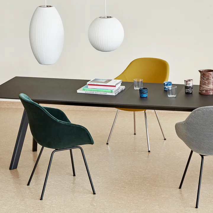 Suspension Nelson Cigar Bubble par HAY au-dessus de la table à manger