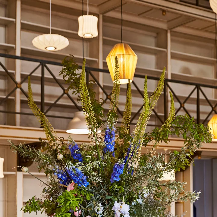 Soucoupe Nelson Stresscross Bubble luminaire suspendu de HAY dans une pièce haute