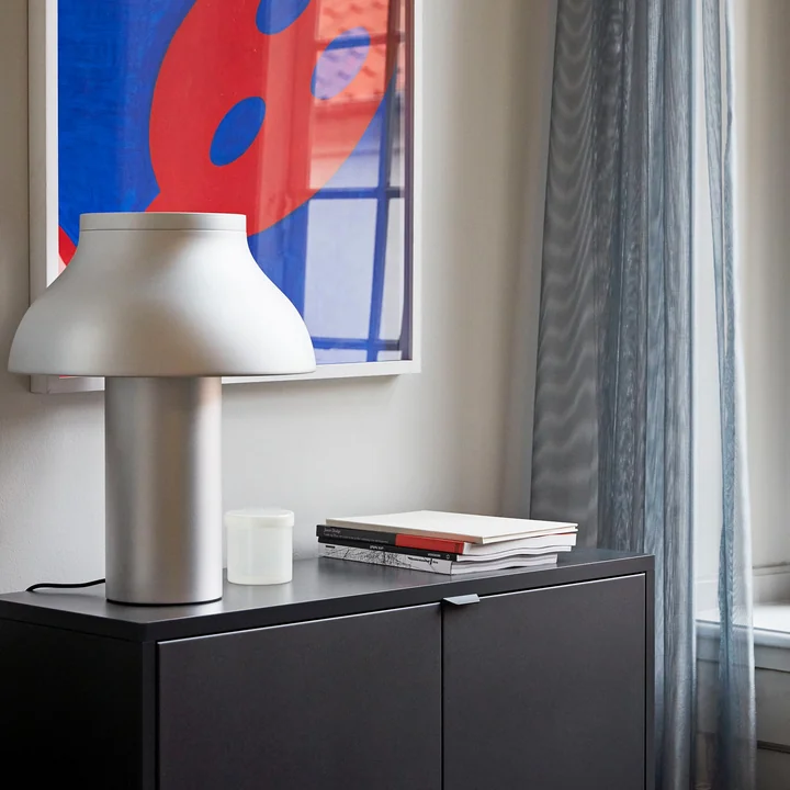 Lampe de table PC de HAY sur le buffet