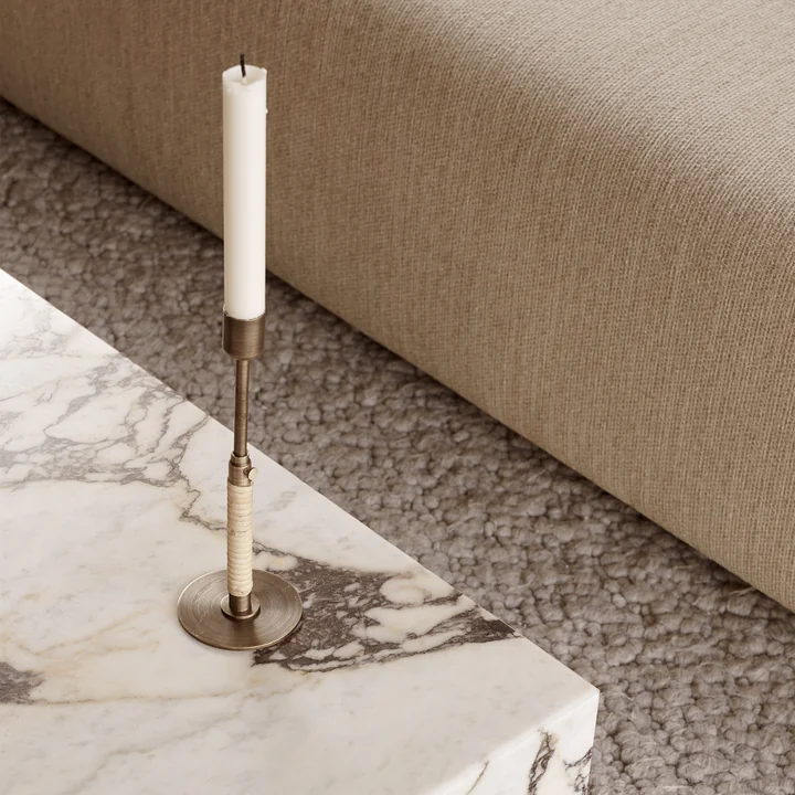 Chandelier Duca en laiton bruni sur la table basse Plinth Audo