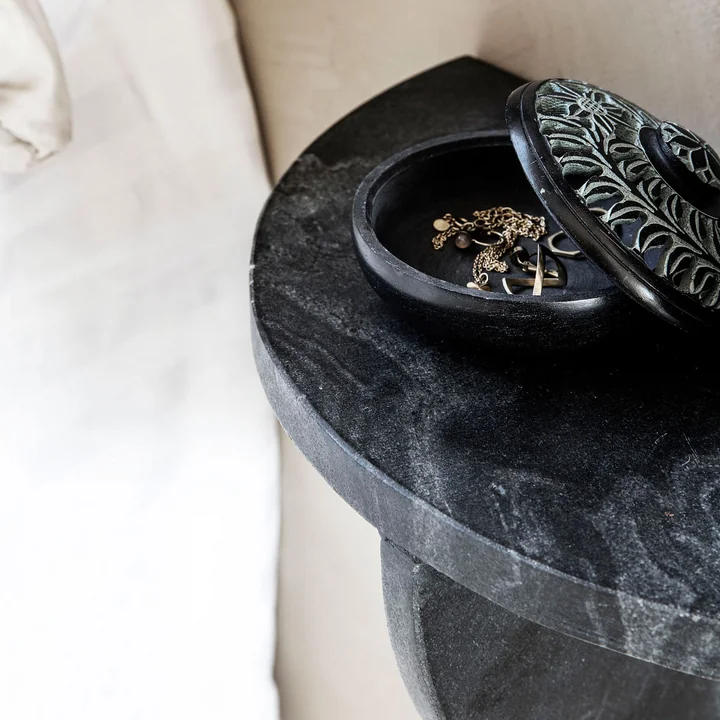 Tablette murale Mega de House Doctor en marbre noir