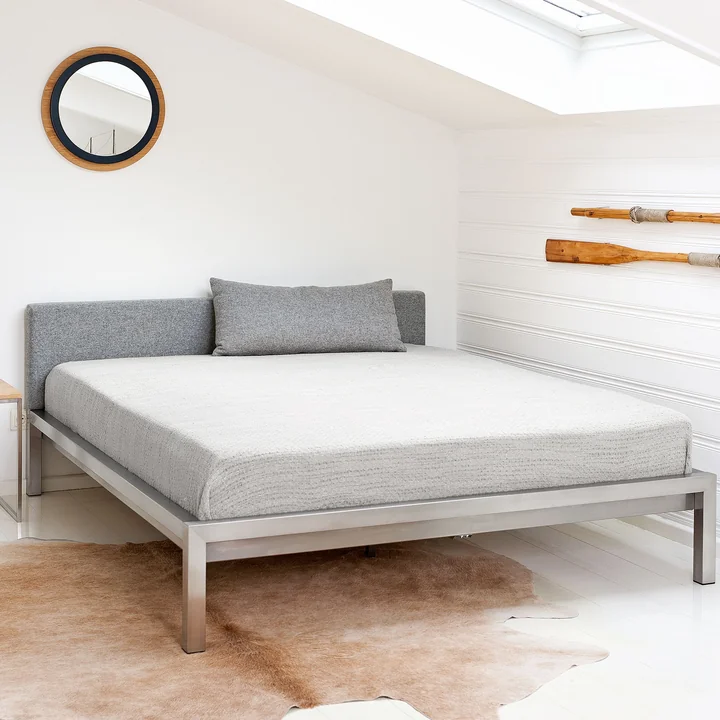 Lit pur (y compris tête de lit rembourrée Velito gris) de Hans Hansen en acier inoxydable