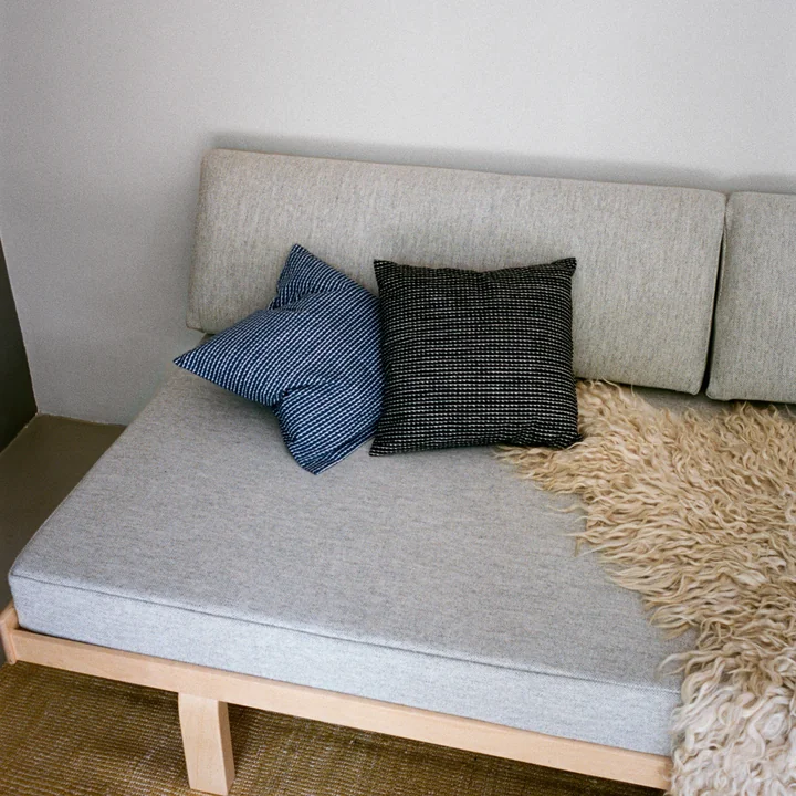 Lit 710 par Artek en merisier laqué clair / Housse Hallingdal 65 gris clair (110)