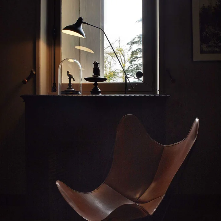 Lampe de table Mantis BS3, noire de DCW sur le rebord de la fenêtre