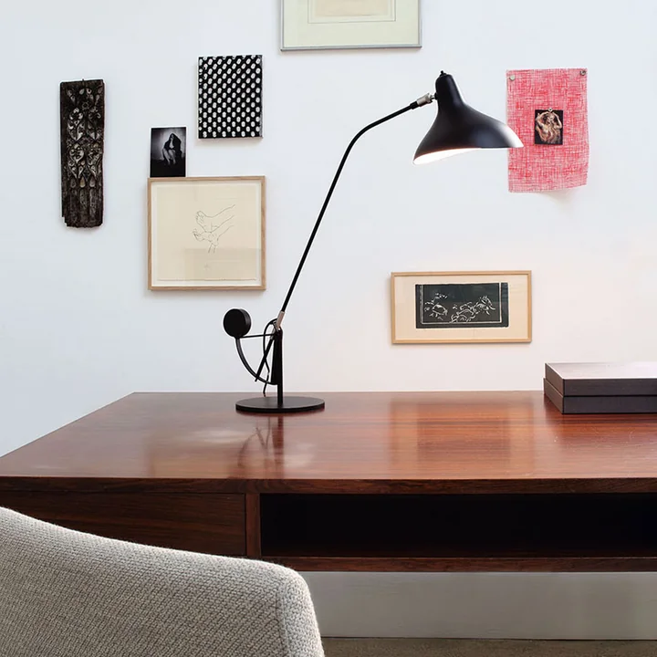 Lampe de table Mantis BS3, noir de DCW sur le bureau