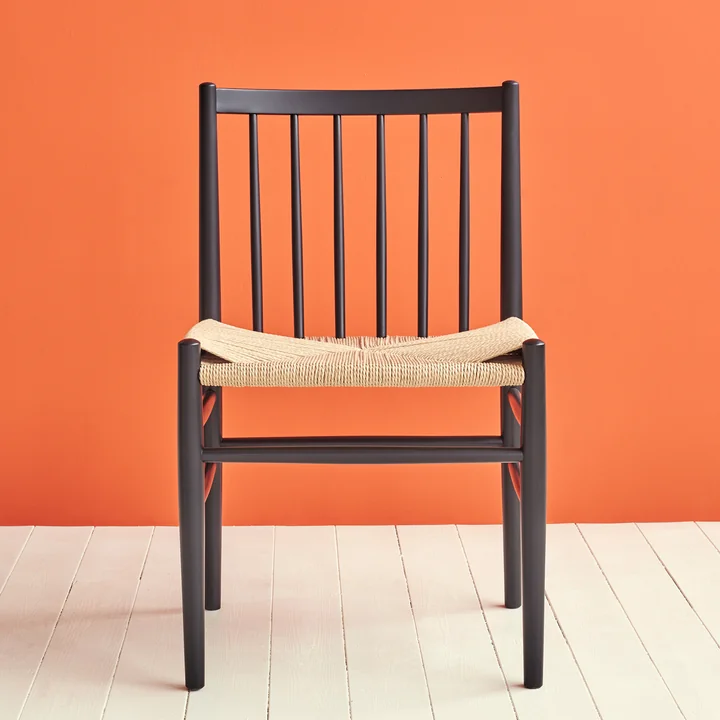 J80 Chaise, hêtre laqué noir / tressage naturel de FDB Møbler