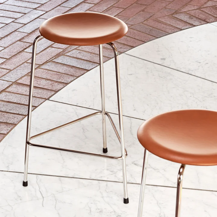 Dot Tabouret de bar H 65 cm de Fritz Hansen en cuir couleur noyer / piètement chromé