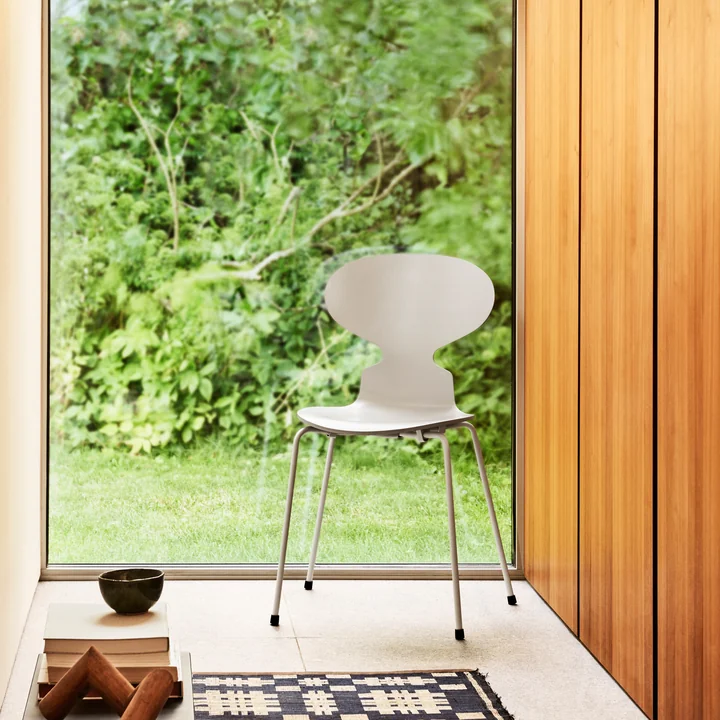 La Chaise Fourmi Monochrome de Fritz Hansen en gris pâle