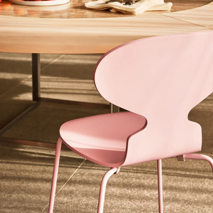 La chaise Ant Monochrome de Fritz Hansen en rose pâle