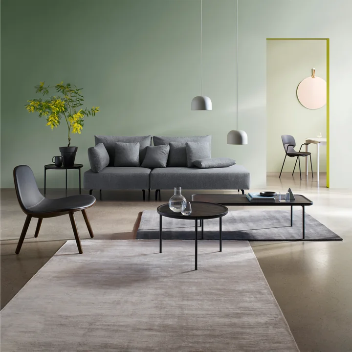 Canapé de yoga, miroir mural Rope, table basse Savoye, chaise Combo et Eva Solo Abalone Lounge Chair de Eva Solo