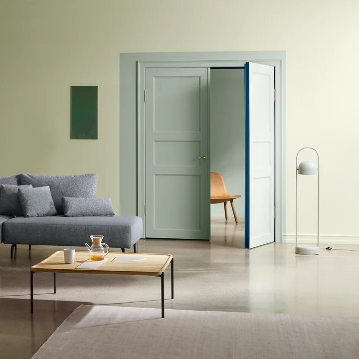 Lampadaire Quay, Eva Solo Abalone Lounge Chair , Table basse Savoye (rectangulaire) et Canapé modulable Yoga de Eva Solo