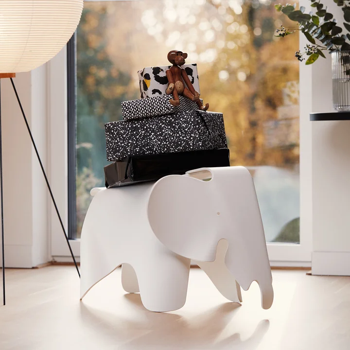 Eames Elephant de Vitra avec le singe en bois de Kay Bojesen