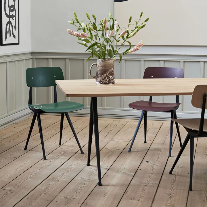 Pyramid - Table, Marble Jug et Result - Chaise de HAY