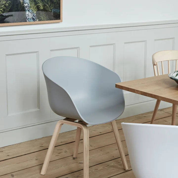 About A Chair AAC 22 de HAY dans dusty blue