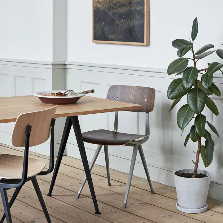 Pinces de cuisine, table pyramidale, chaise Result et pot de fleurs avec soucoupe par HAY