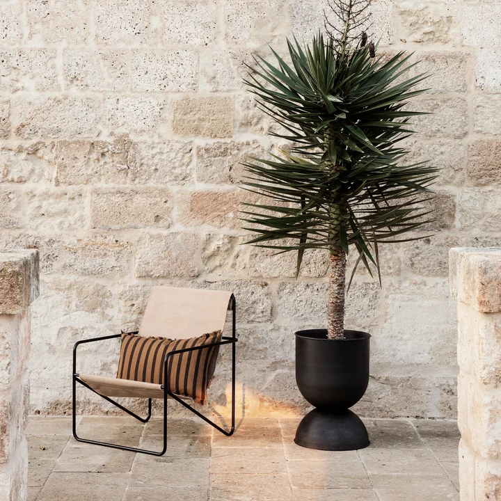 Hourglass Pot de fleurs et Desert Chair de Ferm Living