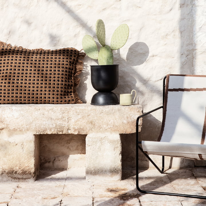 Hourglass Pot de fleurs et Desert Chair de ferm Living dans le jardin