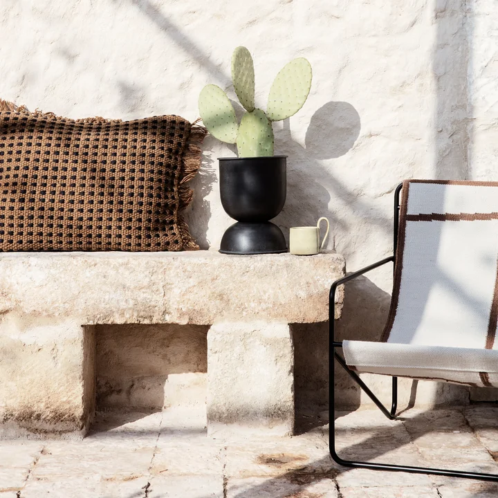 Hourglass Pot de fleurs et Desert Chair de Ferm Living dans le jardin