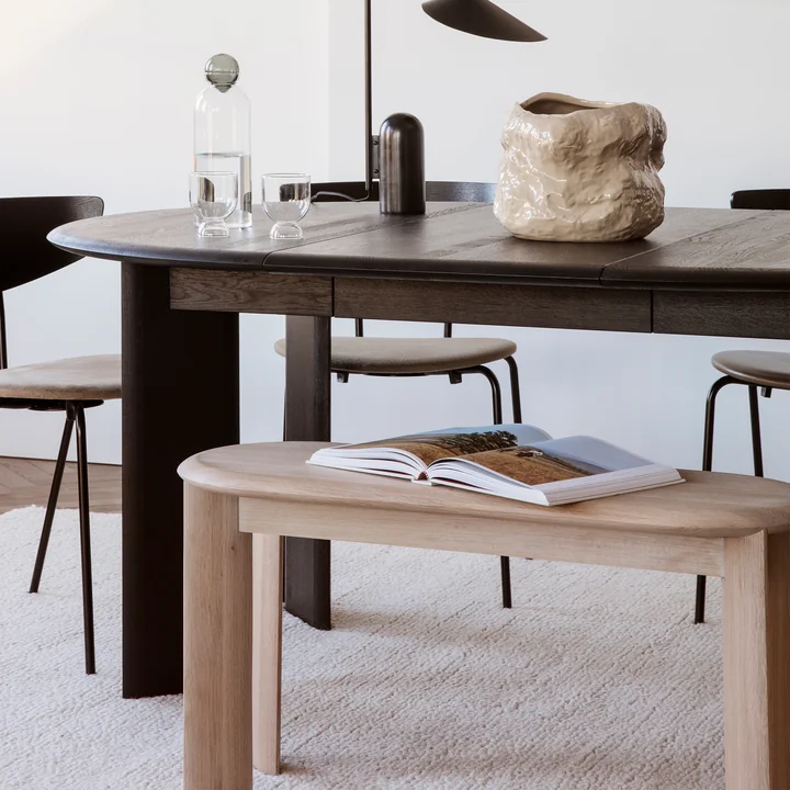 Bevel Banc, 90 x 35 cm, chêne huilé blanc et Bevel Table de Ferm Living