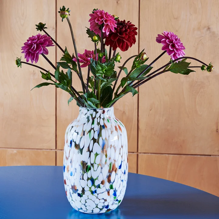 Splash Vase L, Ø 27 x H 1 8. 7 cm, White Dot de HAY avec fleurs