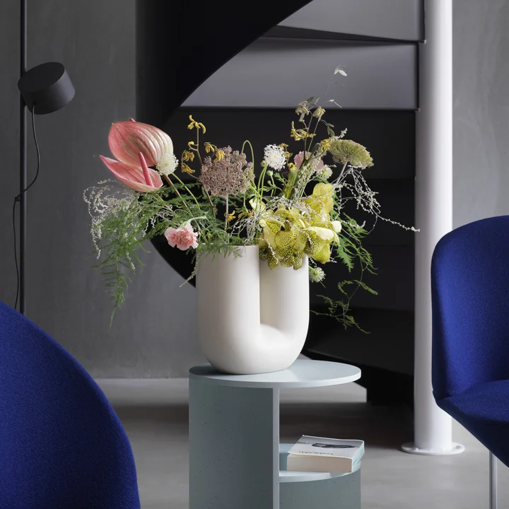 Kink Vase de Muuto en sable avec des fleurs