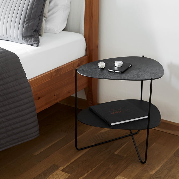 Curve Table d'appoint Double, Hippo noir anthracite / noir de LindDNA à côté du lit