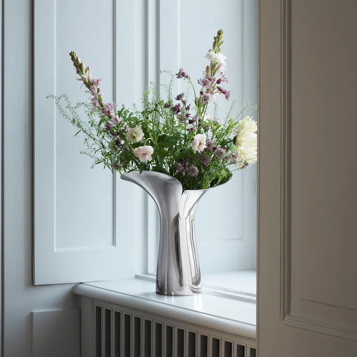 Vase Bloom Botanica, en acier inoxydable, grand de Georg Jensen vue d'ambiance
