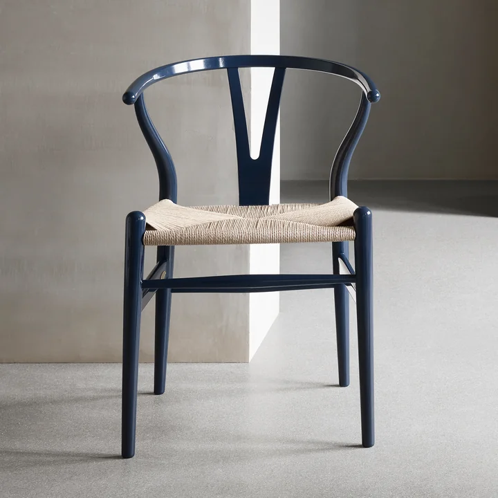 CH24 Wishbone Chair de Carl Hansen en hêtre Glossy Navy Blue / tressage naturel (Limited Birthday Edition)