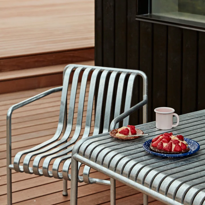 Palissade Table rectangulaire et Palissade Dining Armchair de HAY