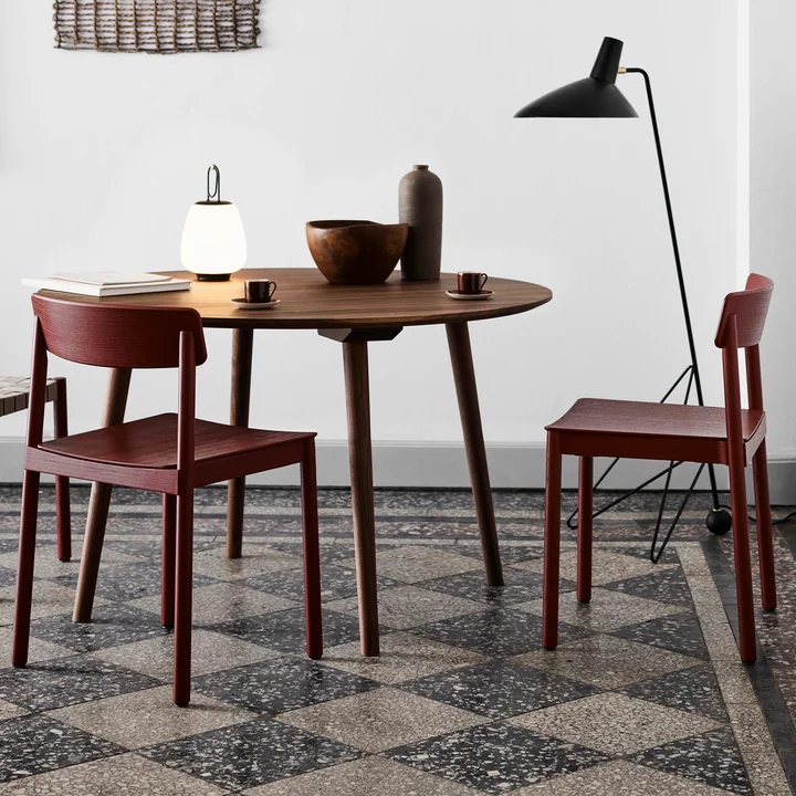 Betty TK2 Chair, Lucca SC51 Portable Battery LED Outdoor Light et Tripod HM8 Floor Lamp by & tradition