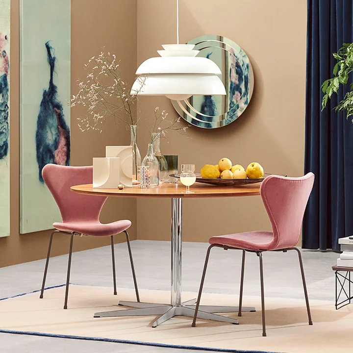 Série 7 chaise rembourrée et lampe suspendue Concert de Fritz Hansen