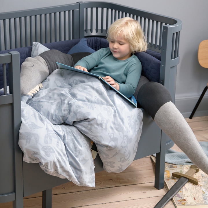 Le lit Sebra Baby & Junior de Sebra en forest lake blue et coussin "Crocodile endormi".