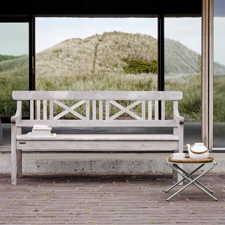 Le Drachmann banc de Skagerak avec une petite table d'appoint