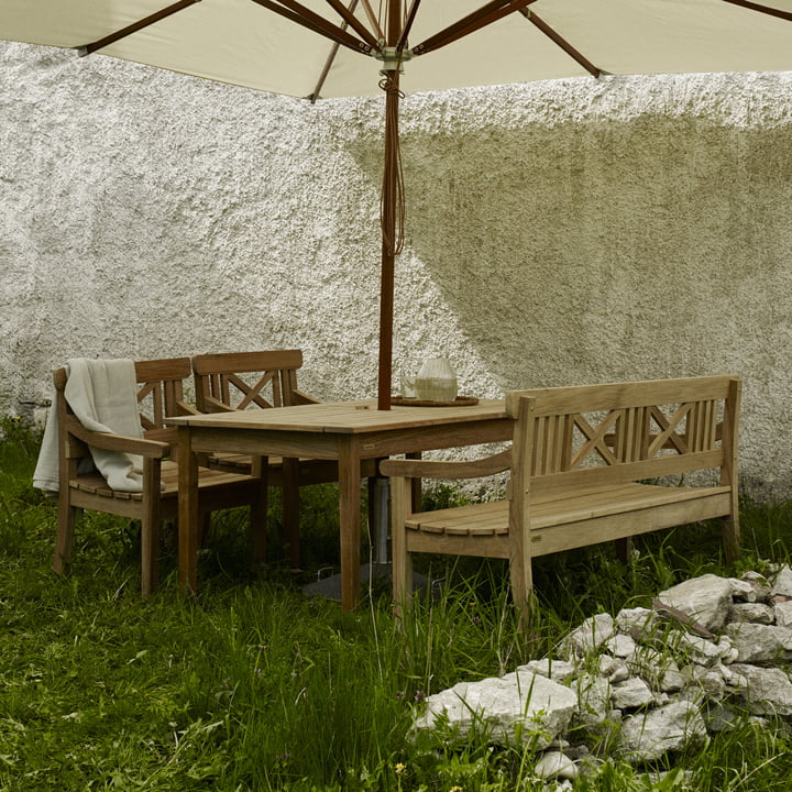 Deux Drachmann bancs de Skagerak et une table sous un grand parasol