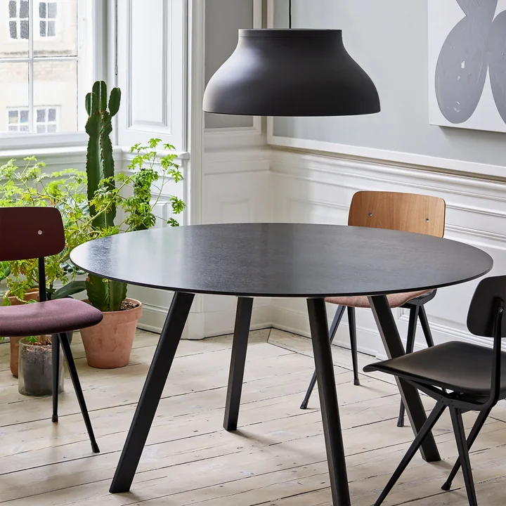 La table Copenhague CPH25 de HAY d'un diamètre de 140 cm en noir