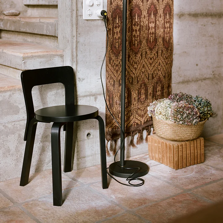 Chaise 65 d&#39; Artek en noir