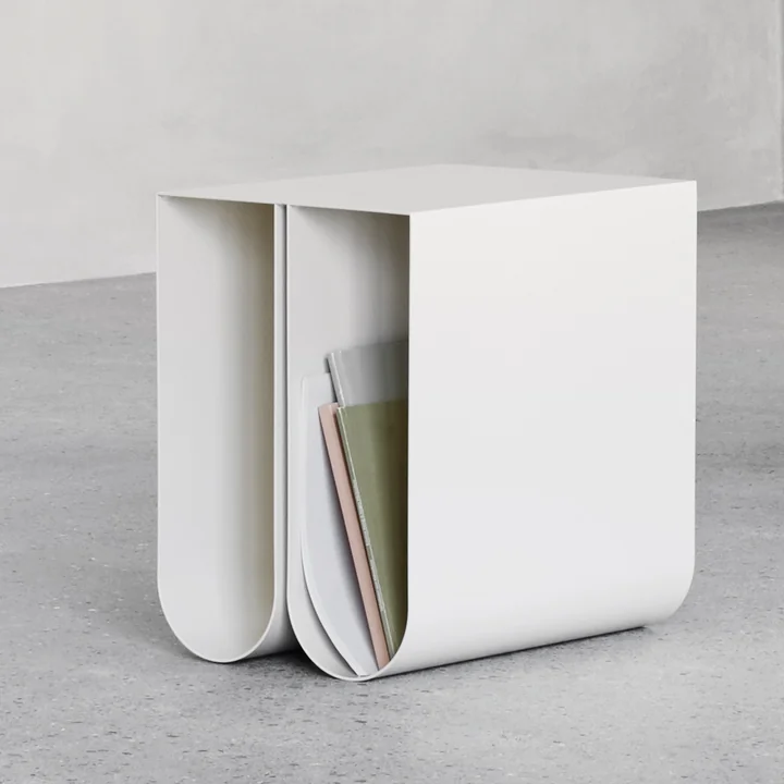 Table d'appoint Curved par Kristina Dam Studio en beige