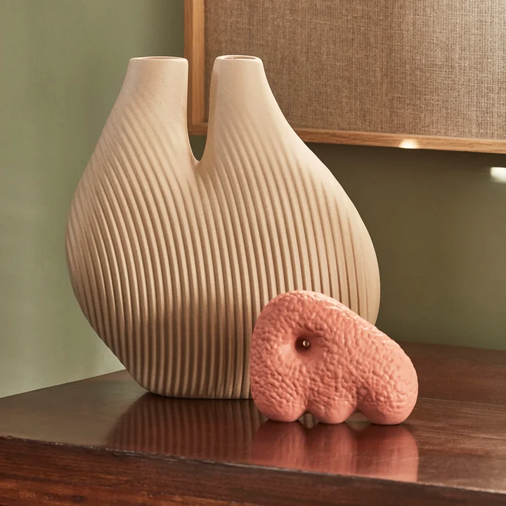 Sculptures W & S comme accroches décoratives sur le buffet