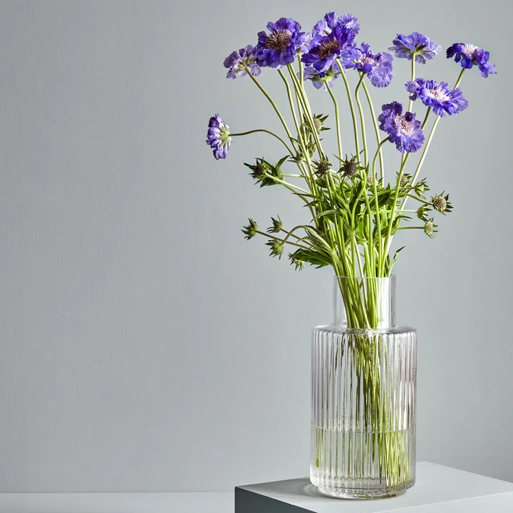 Le vase Ripple de Collection avec des fleurs bleues