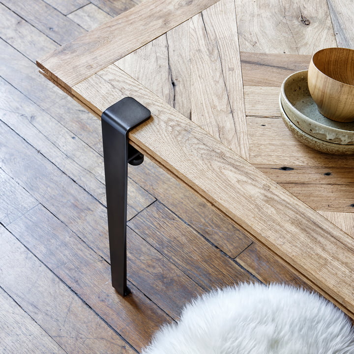 Le pied de table basse et de banc H 43 cm, noir graphite de TipToe avec un contraste rustique noir-bois dans le salon