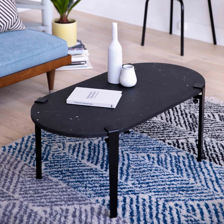 La table basse ovale GENOVA, noir graphite de TipToe dans le salon